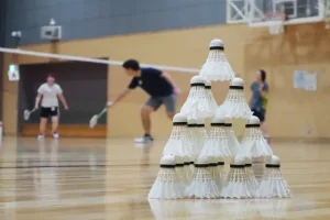 バドミントンの体育館での練習